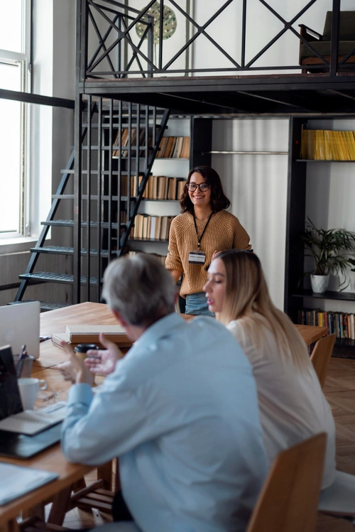 Baubesprechung des Feinraum-Teams in einer Leipziger Altbauwohnung