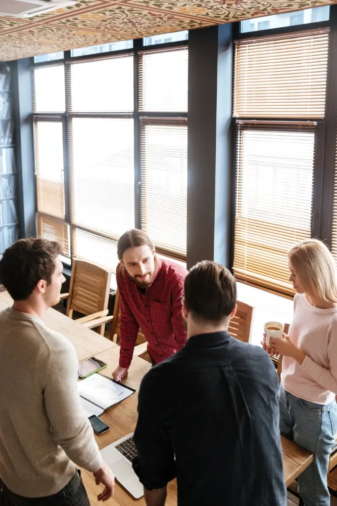 Baubesprechung des Feinraum-Teams in einer sanierten Altbauwohnung